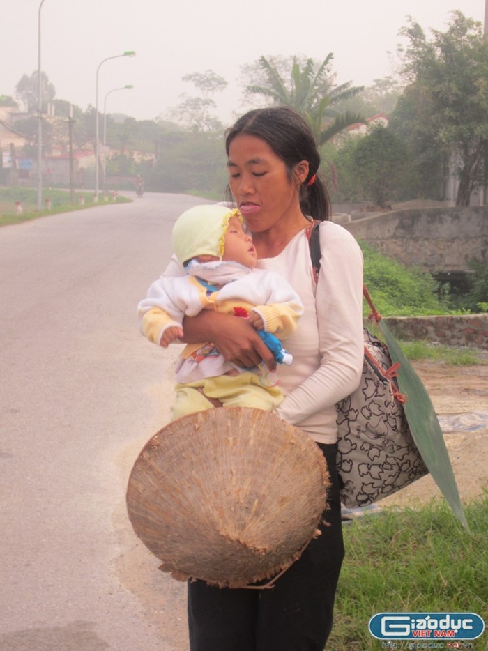 7 giờ sáng, cho bé ăn vội bát bột vừa mới quấy, chị Hoài bế con gái ra ngõ bắt xe buýt để lên Hà Nội.